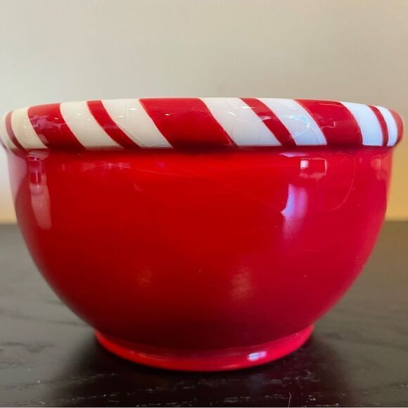 Holiday Snack/ Candy Dish and Santa Salt & Pepper Shaker Bundle. - Picture 4 of 7